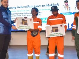 Tiga Petugas Kebersihan Kota Padang Berangkat Umroh Gratis